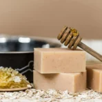 chagrin-valley-honey-oats-dog-shampoo-bar-zepig_rbukpt